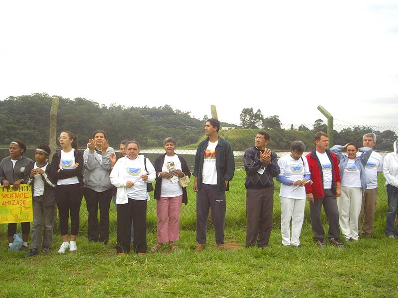 Moradores da represa Guarapiranga dão um abraço simbólico, SP1